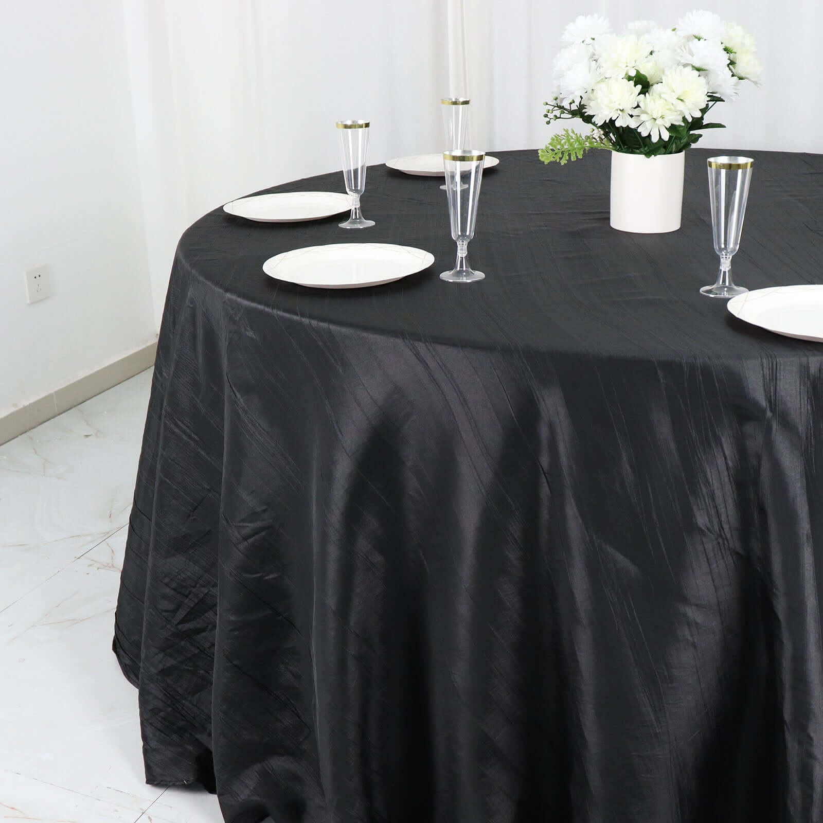 Taffeta 132" Round Tablecloth Black - Seamless Accordion Crinkle Design for Exquisite Occasions