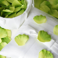 500-Pack Rose Petals Round Design Lime Green Sage Silk Confetti - Decorative Scatters for Tables and Floors