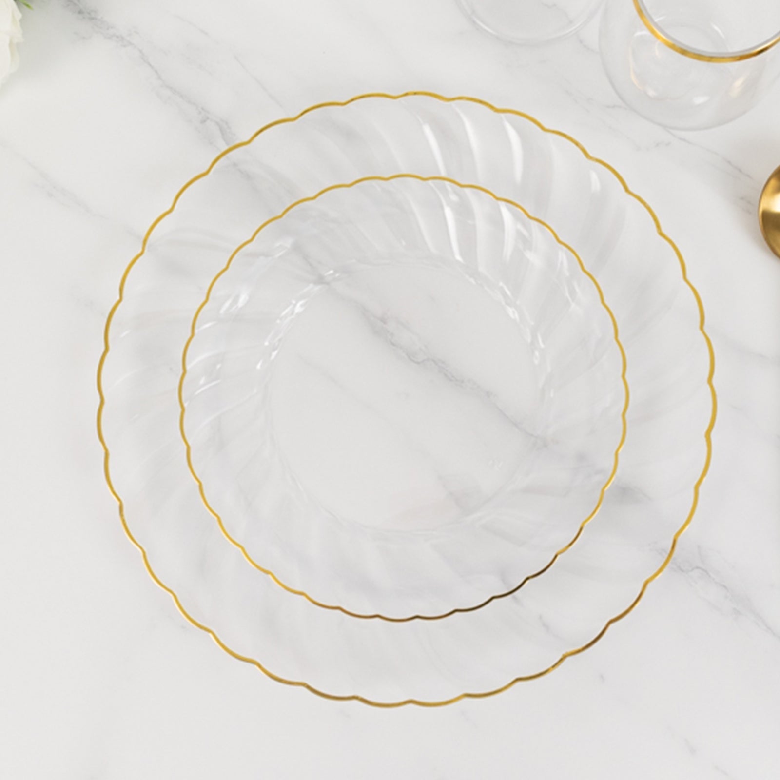 10-Pack Plastic 7.5" Round Salad Dessert Plates in Clear with Gold Flair Rim - Disposable Party Plates for Upscale Banquets & Special Occasions