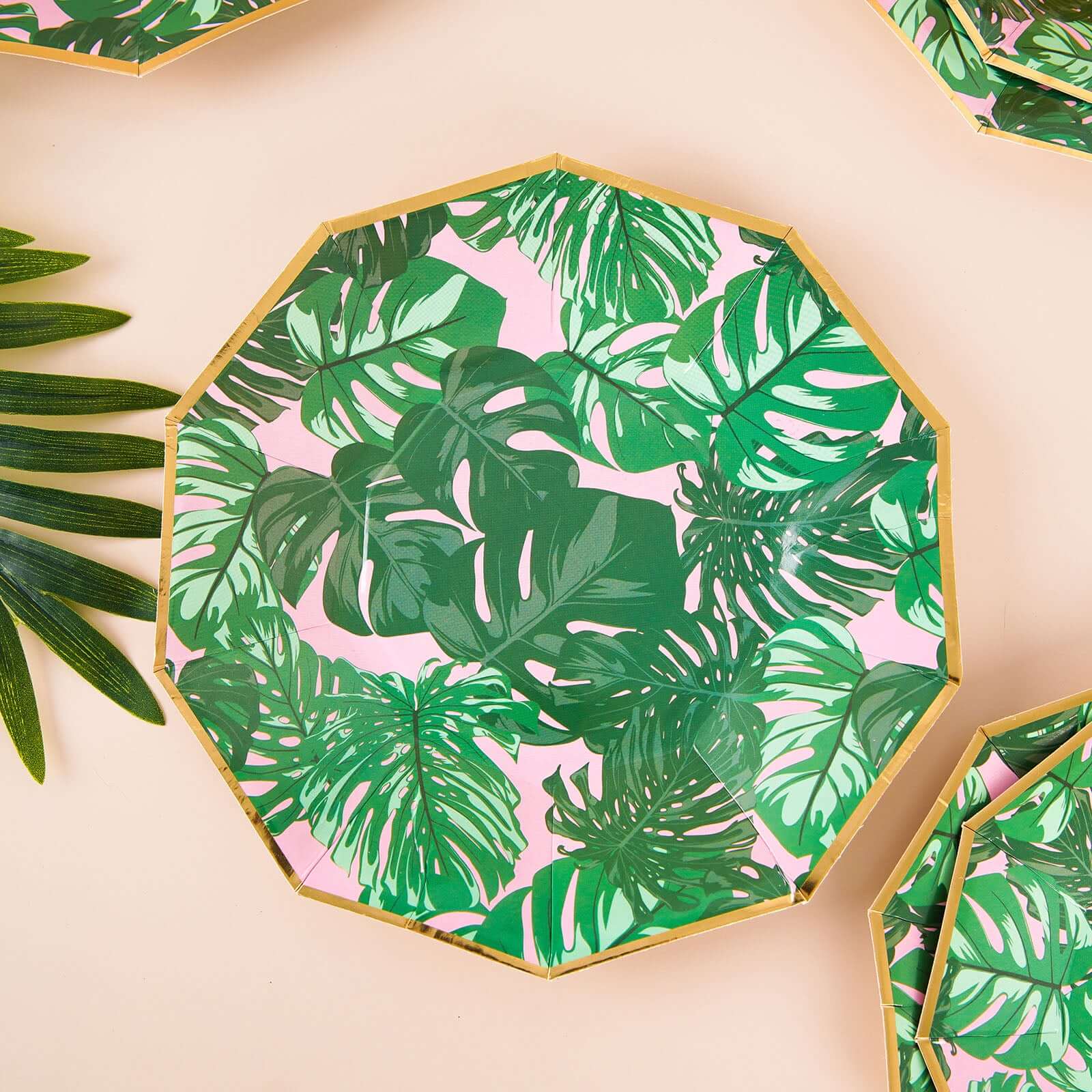 25-Pack Paper 9" Decagon Dinner Plates in Pink with Green Tropical Palm Leaves & Gold Rim - Disposable Geometric Party Plates for Luau & Summer Gatherings